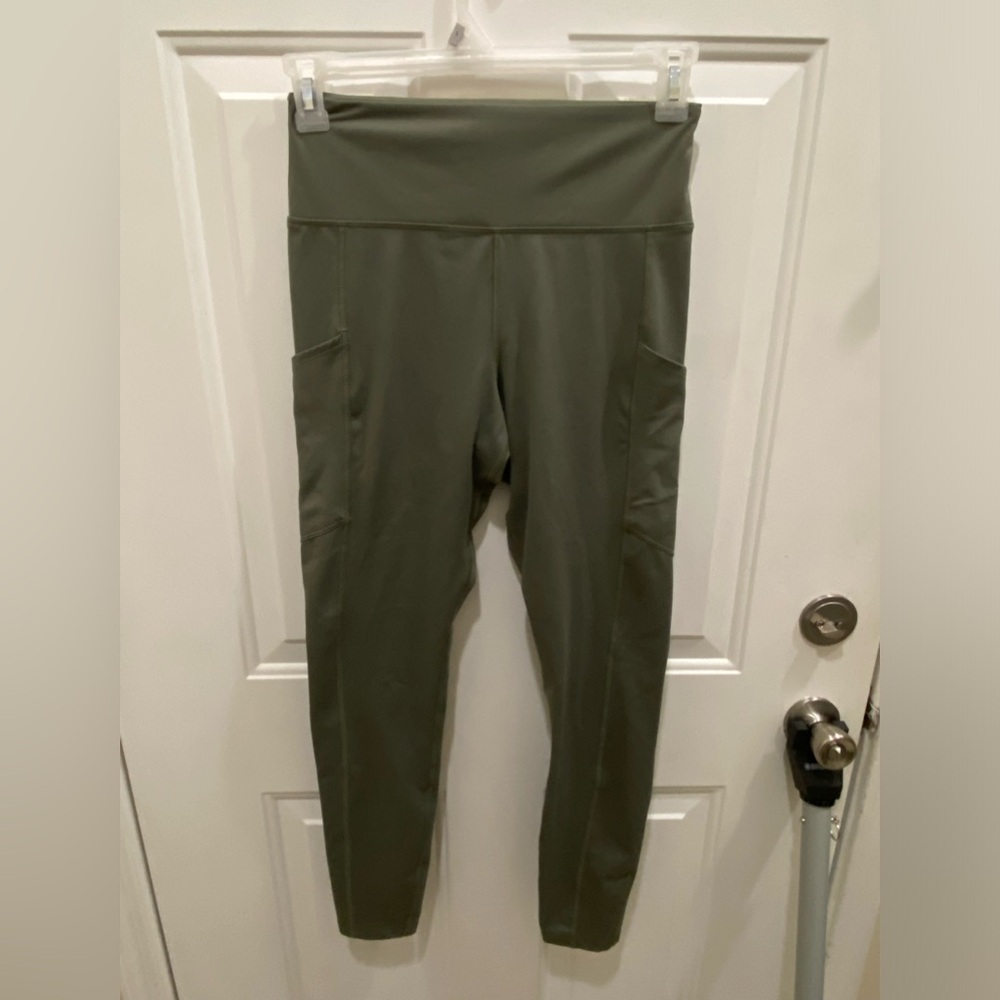 Green American eagle leggings.
